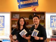 NETFLIX DIVULGA MAIS FOTOS NOSTÁLGICAS DA SÉRIE BLOCKBUSTER E DATA DE LANÇAMENTO