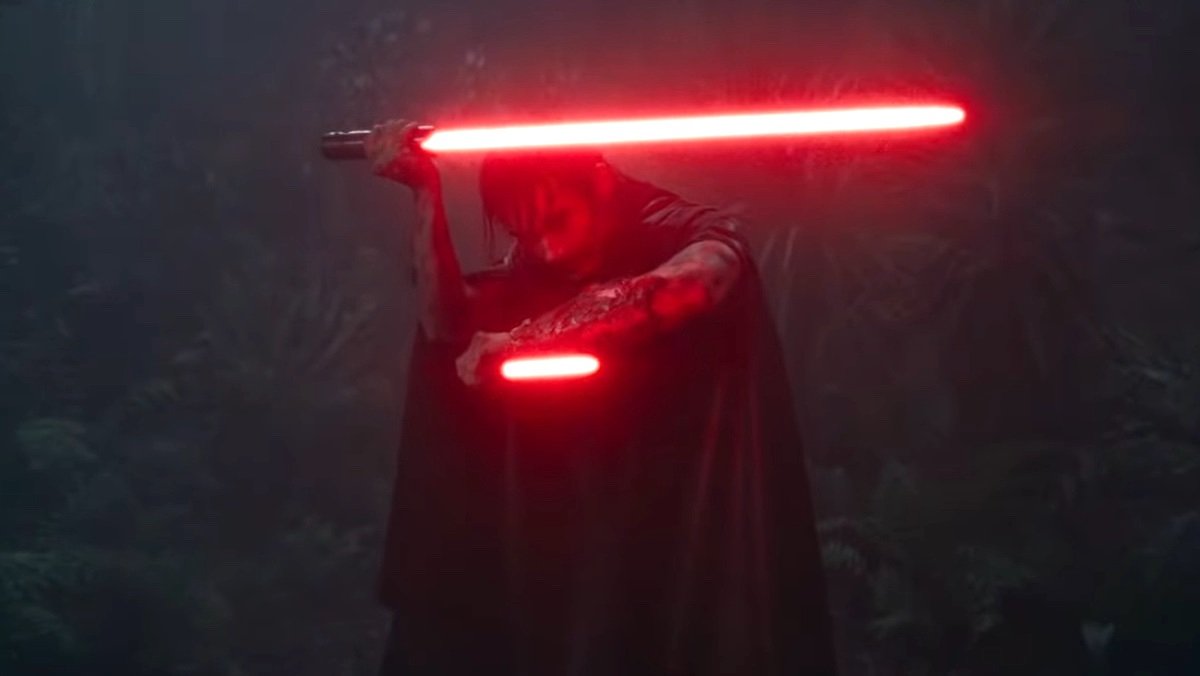 Qimir segura duas lâminas de sabre de luz vermelho no Acólito