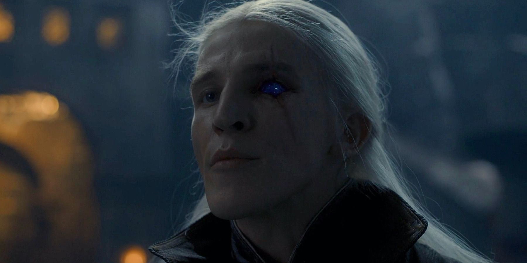 Aemond Targaryen mostrando o olho safira da Casa do Dragão