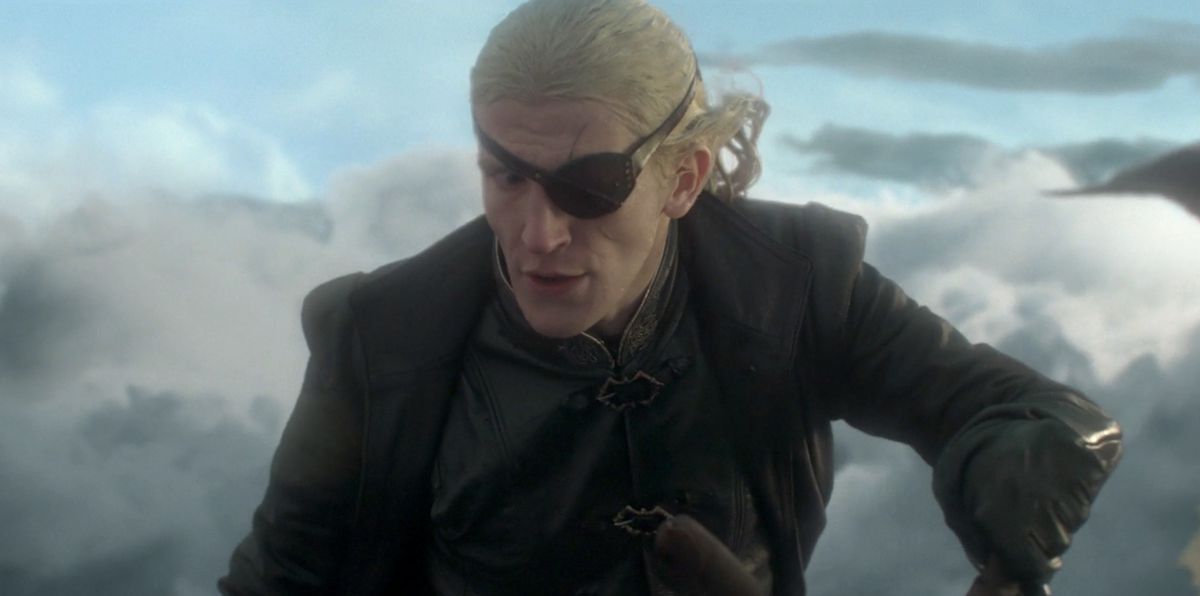 Aemond, voando entre céus azuis e nuvens, parece atordoado depois que seu dragão mordeu a cabeça de outro dragão em House of the Dragon