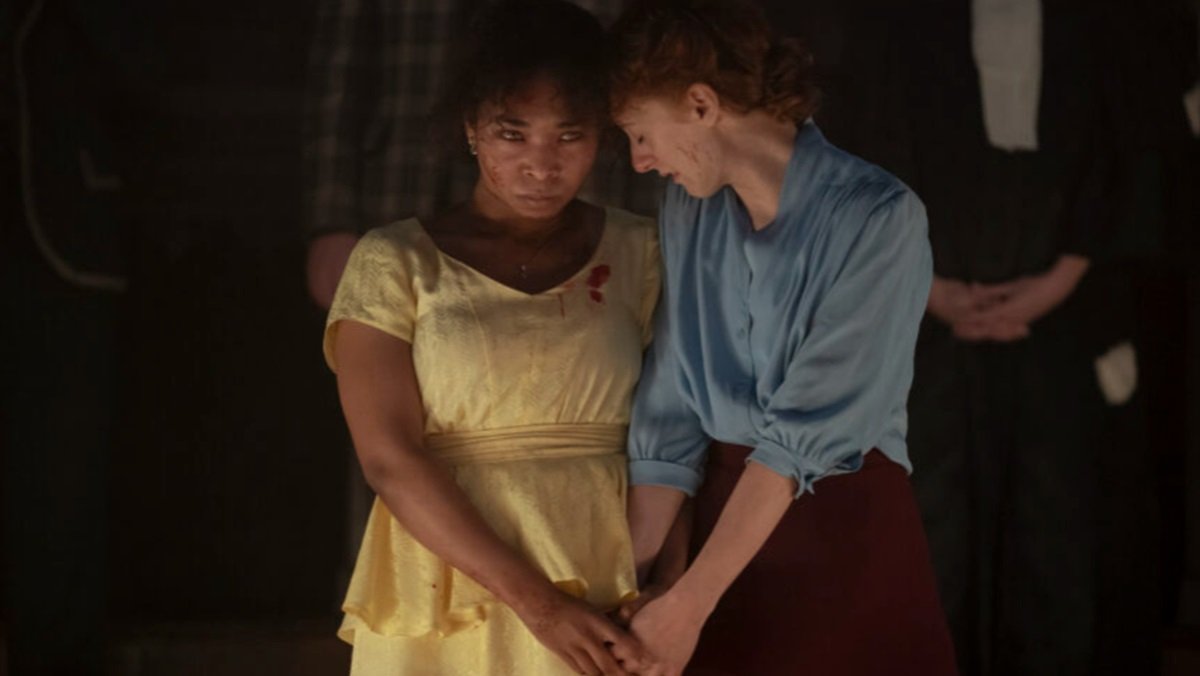 Claudia (Delainey Hayles) e Madeleine (Roxane Duran) sofrem em seu julgamento em Entrevista com o Vampiro na AMC.