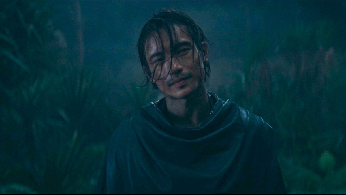 Manny Jacinto como Qimir em The Acolyte parecendo presunçoso