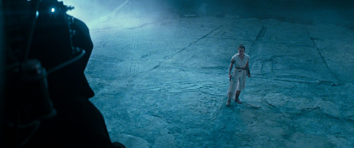 A heroína de Star Wars: A Ascensão Skywalker, Rey, enfrenta o revivido Imperador Palpatine.