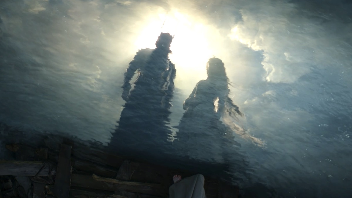Uma visão de Sauron e Galadriel como rei e rainha na água em Os Anéis do Poder