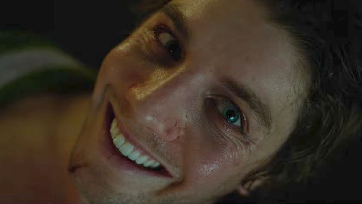 Trailer de Smile 2 apresentando um homem sorrindo assustadoramente para a câmera