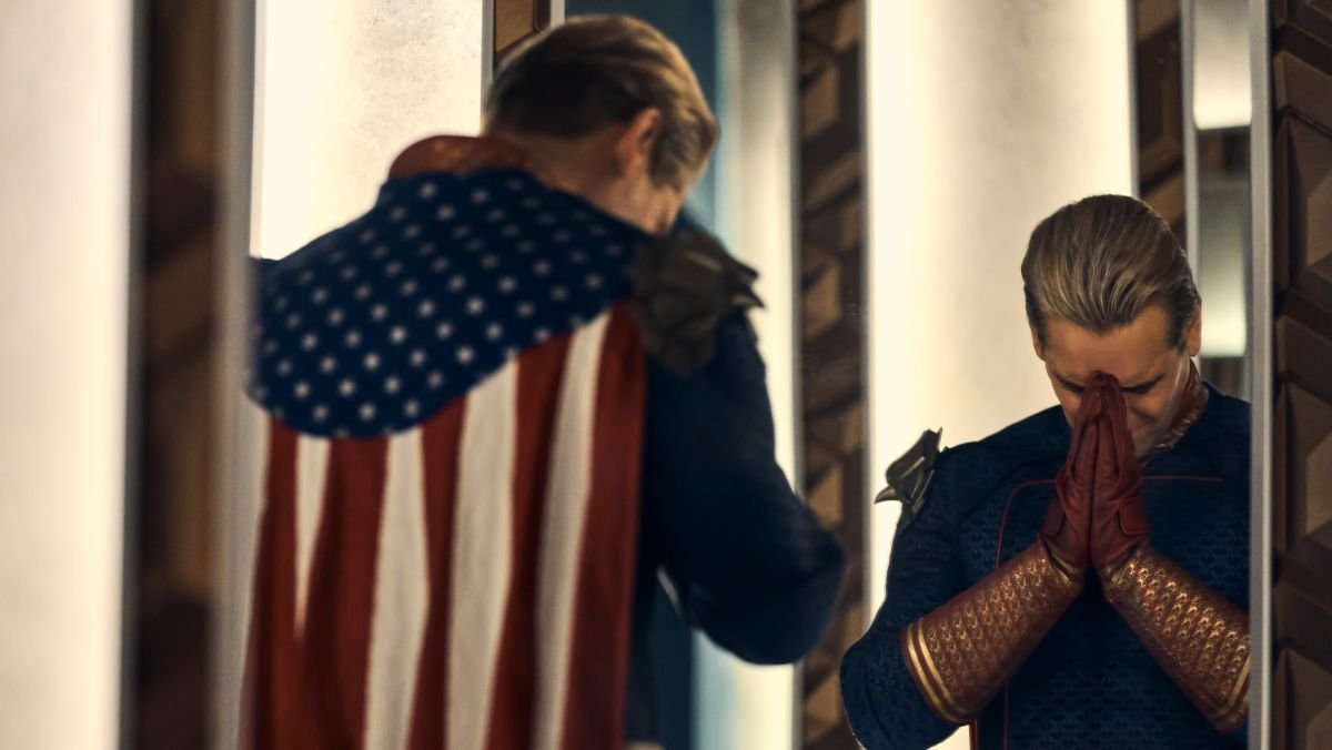Quarta temporada de The Boys mostrando Homelander orando na frente de um espelho 