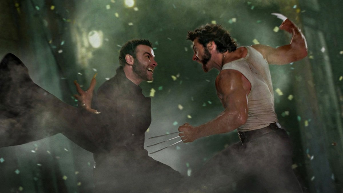 Liev Schreiber como Dentes-de-Sabre lutando contra Logan, de Hugh Jackman, em X-Men: Origens: Wolverine.