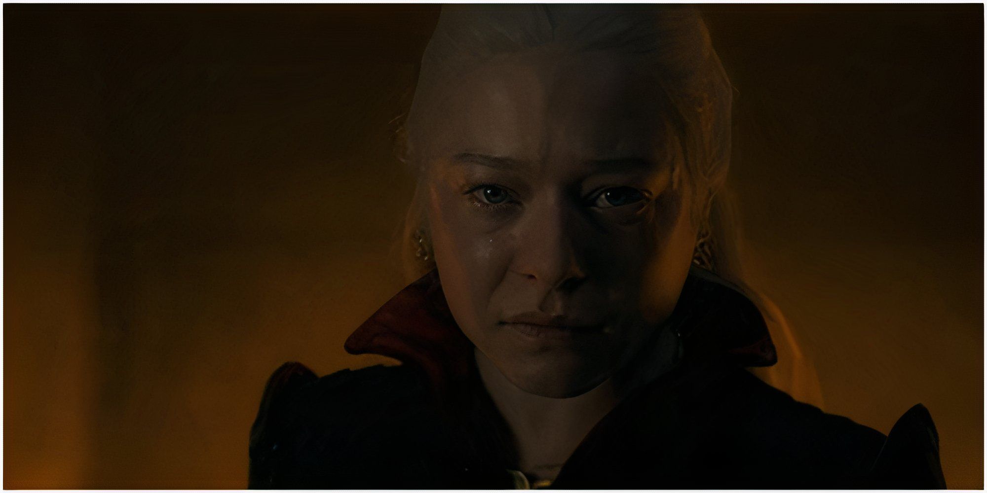 Rhaenyra Targaryen faz uma careta de dor no final da 1ª temporada de House of the Dragon.