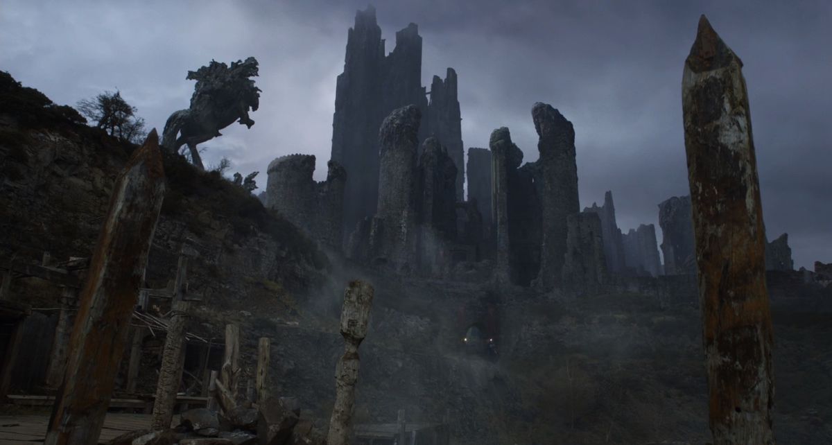 Uma foto de Harrenhal na segunda temporada de Game of Thrones