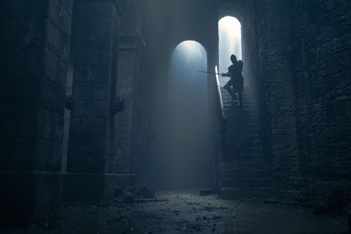 Daemon (Matt Smith) com sua espada desembainhando as escadas em Harrenhal na 2ª temporada de House of the Dragon