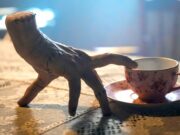 A Origem Sombria do Mãozinha! Final da 2ª Temporada de Wandinha Revela Conexão Chocante com o Passado de Gomez e Morticia