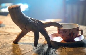 A Origem Sombria do Mãozinha! Final da 2ª Temporada de Wandinha Revela Conexão Chocante com o Passado de Gomez e Morticia