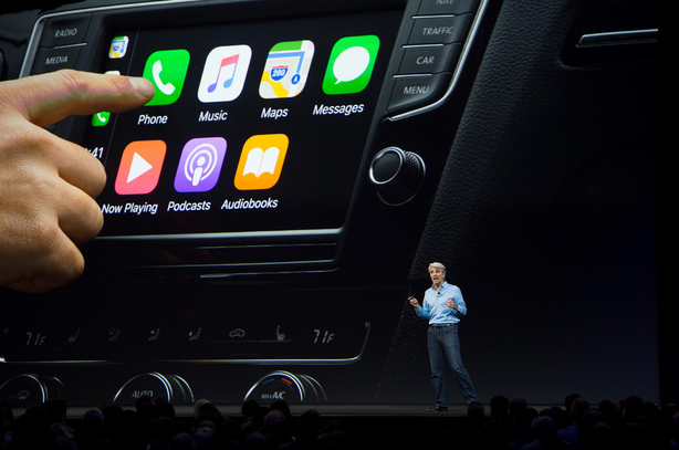 Tesla Surpreende e Pode Integrar Apple CarPlay: O Fim da Exclusividade?
