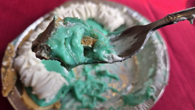 Desafio Gastronômico INSANO: Devorei a Torta de Mountain Dew Baja Blast do Taco Bell e Me Arrependi AMARGAMENTE! 😱