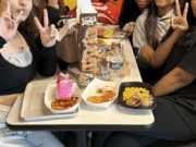 O FIM DO SILÊNCIO DIGITAL: Nova York Proíbe Smartphones e o Almoço VOLTA A SER CAÓTICO (E BARULHENTO)!