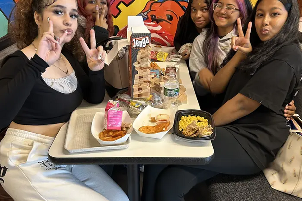 O FIM DO SILÊNCIO DIGITAL: Nova York Proíbe Smartphones e o Almoço VOLTA A SER CAÓTICO (E BARULHENTO)!