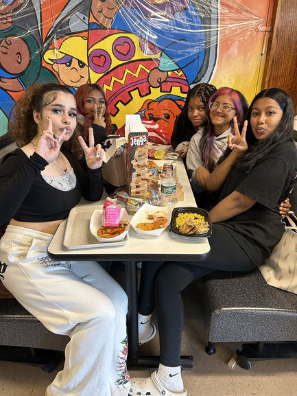 O FIM DO SILÊNCIO DIGITAL: Nova York Proíbe Smartphones e o Almoço VOLTA A SER CAÓTICO (E BARULHENTO)!