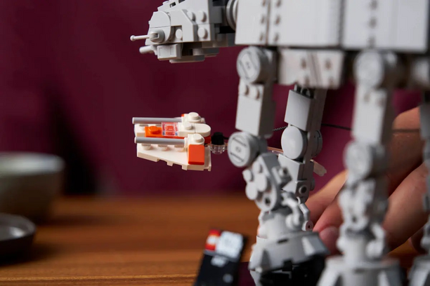 LEGO Star Wars: AT-AT em escala MINÚSCULA REVELADO
