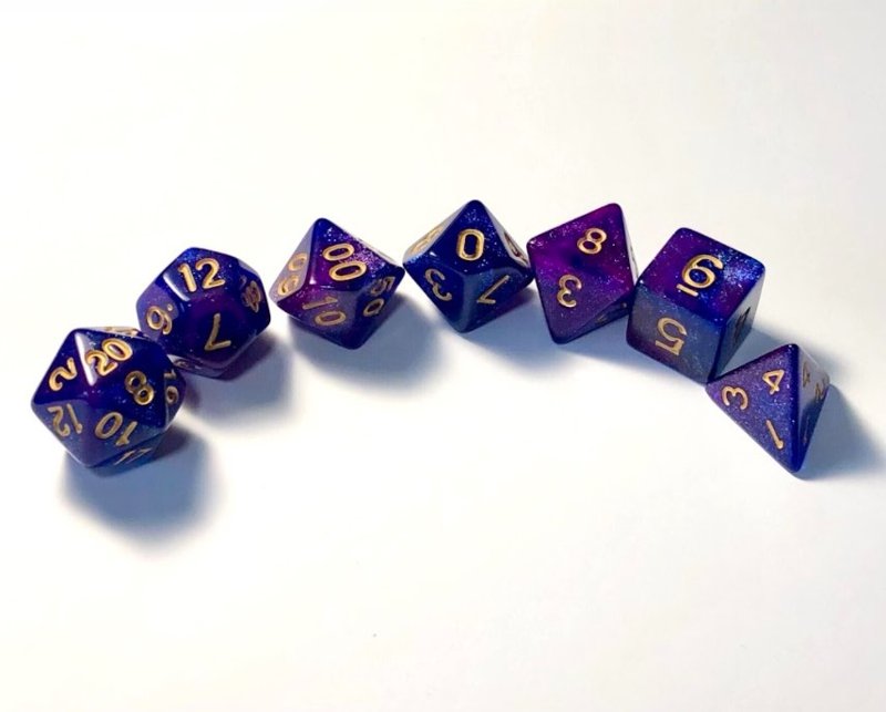 Dados de RPG Dungeons & Dragons na mesa de jogo