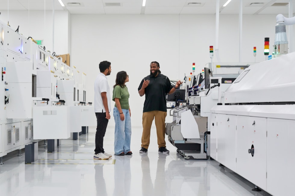 Pessoas no chão de fábrica do centro da Apple em Houston