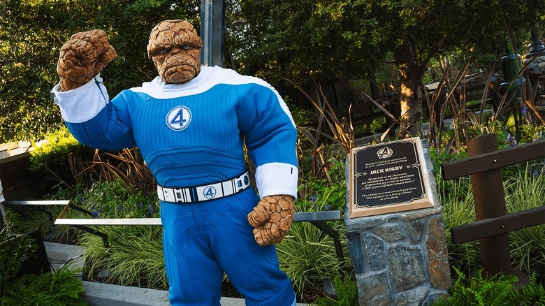 Placa oficial em homenagem a Jack Kirby no Avengers Campus