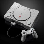 Réplica de LEGO do PlayStation original com controle e dioramas de jogos